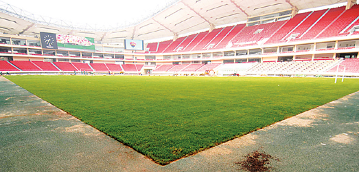 虹口足球场新草皮铺成