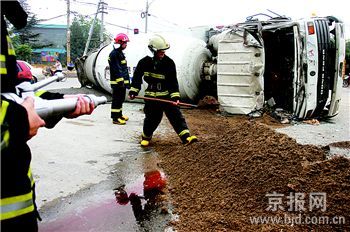 今晨百子湾桥罐车公交车相撞7人受伤