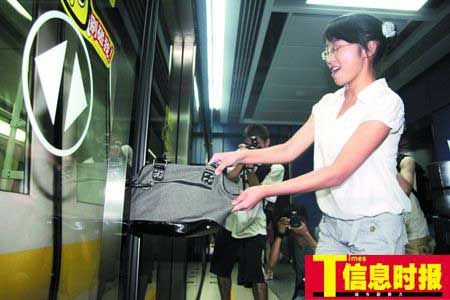 上海地铁乘客被夹摔死引关注 死者乘车前曾吸