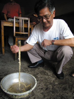 萧山发现一条鲫鱼肚里都是面条状虫子