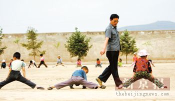 村民自制篮球架是最值钱的器材