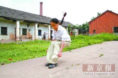 学校没钱买沙 学生菜子壳里练跳远