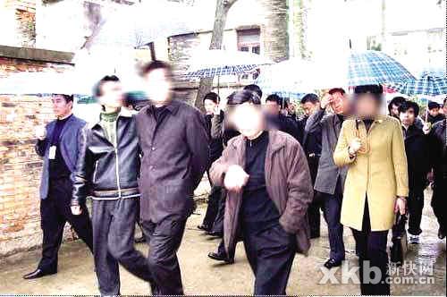 地方官员摆甚架子自己不打伞