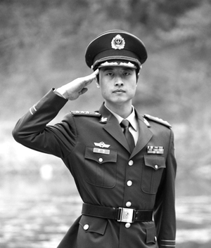 记者19日在服装发放仪式暨着装演示活动中看到,武警07式服装包括