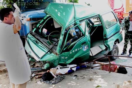 渣土车乱撞母女俩卷进车底