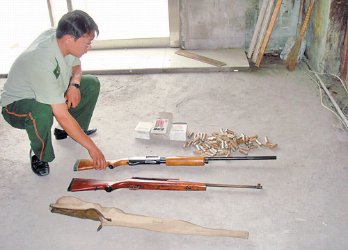 老汉去散步 扛回两支枪