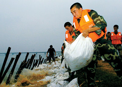 淮河花家湖段500米堤坝全线坍塌