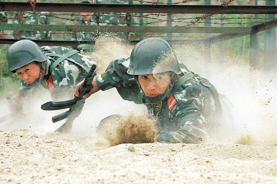 防暴队员夏练三伏