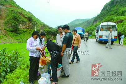 泥石流阻断丽江至攀枝花公路