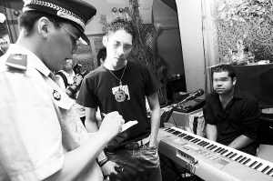 老外什刹海非法打工被查