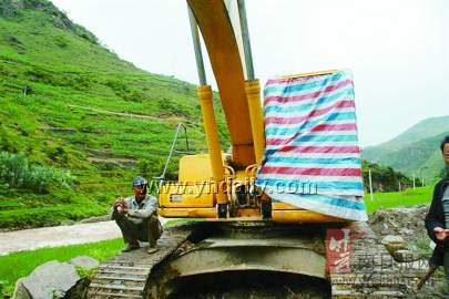 泥石流阻断丽江至攀枝花公路