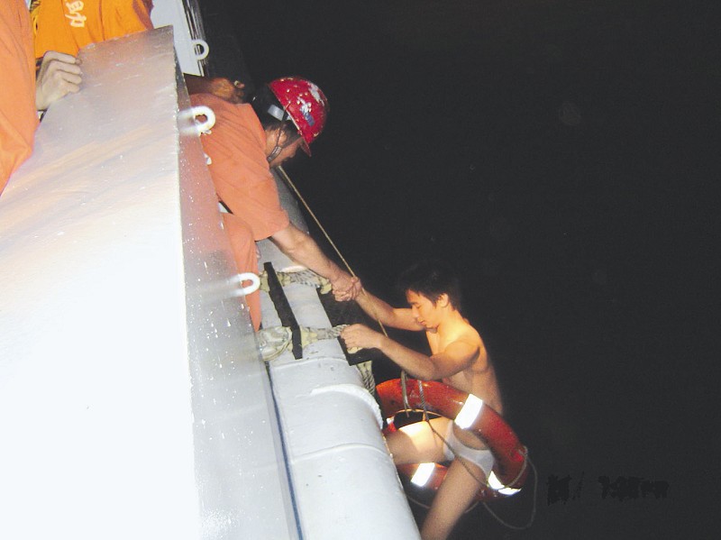 白城海域附近:救助船捞起逞能青年