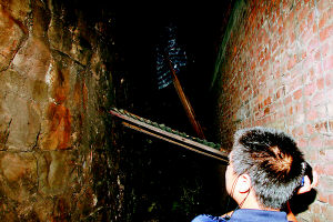 怕堡坎垮居委会盯防6天6夜