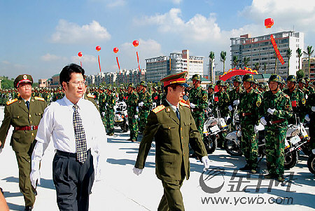 东莞昨举行民兵阅兵式