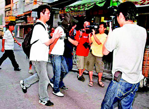 香港黑帮赠送墓碑挑衅警方