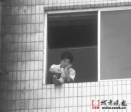 老婆离家出走 男子就要跳楼(图文)