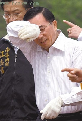 面对镜头台政治人物表现各异