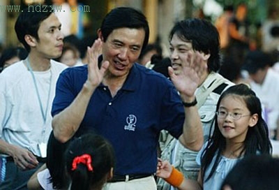 面对镜头台政治人物表现各异