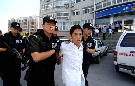 两漳浦男子浙江飞车抢夺80万