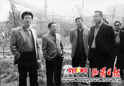 介休市委副书记,市长秦太明(左二)深入基层现场办公