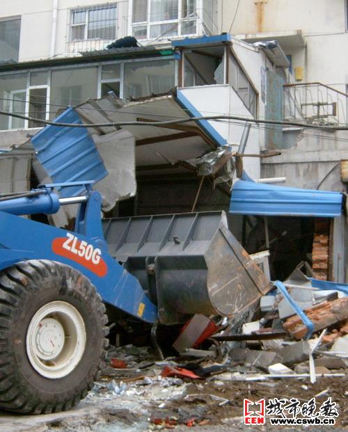 拆除违章建筑 城管先帮搬家(图文)