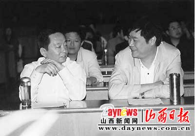 介休市委书记杨建林(右)与市长秦太明在研究工作