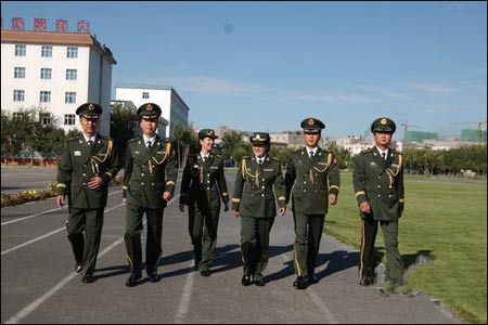 2018年换发新式警服图片