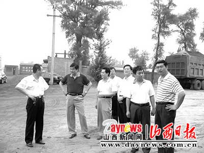 介休市委书记杨建林(左二,市纪检委书记韩海云(右一)在现场指导