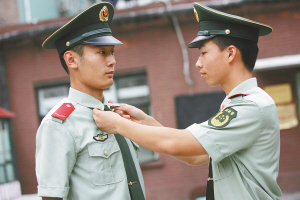 崇文消防支队花市中队的武警官兵在试穿07式新警服.