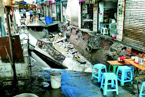 市场地面塌陷露出暗河