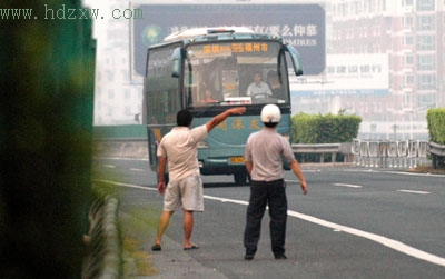 隔离带被拆紧急停车带成卸客点