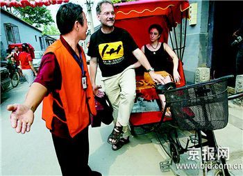 比拼服务技能三轮车夫英语讲述什刹海