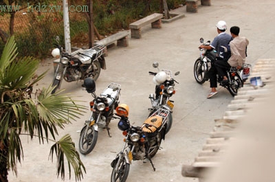 隔离带被拆紧急停车带成卸客点