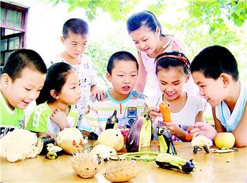 山东留守学生制作蔬菜小动物