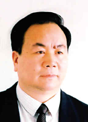 左:中共中央政治局委员,新疆维吾尔自治区党委书记王乐泉(弟弟)