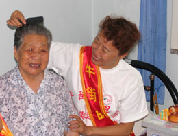 敬老院里宣传奥运 牛街邮局巾帼志愿者关爱老