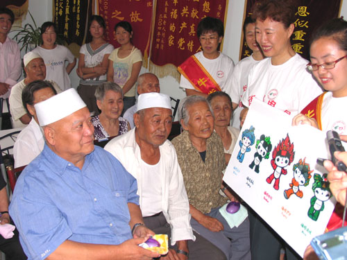 敬老院里宣传奥运 牛街邮局巾帼志愿者关爱老