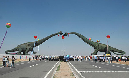 组图:内蒙古二连浩特恐龙景观大道竣工