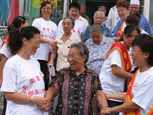 敬老院里宣传奥运 牛街邮局巾帼志愿者关爱老