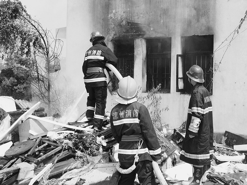 漳州市区:拆迁中厂房突起大火