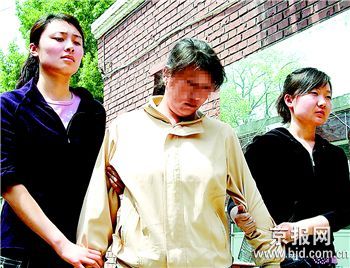 近日,铁路警方100多名便衣反扒民警采取轮岗方式进行24小时反扒,已