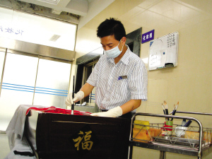 国内新闻 正文   [扬子晚报网消息]       在南京殡仪馆化妆组刘组长