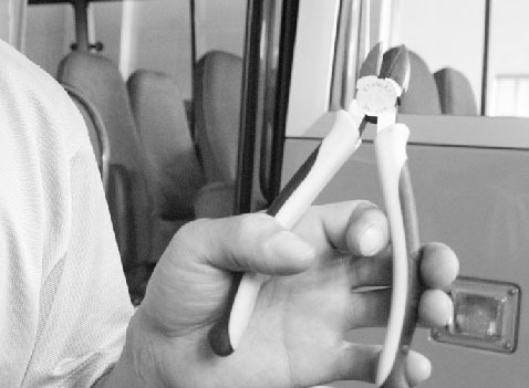 不得不求助消防官兵 戒指卡手一个月救了4个