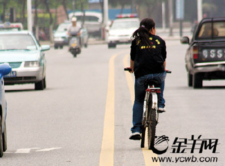 逆行、闯红灯、抢道…自行车骑士恶习多