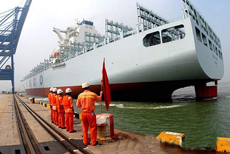 中国最大的集装箱货轮在天津港首航(图)