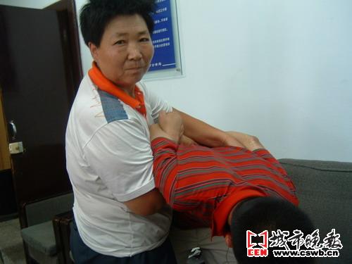 率众追小偷 的姐亮出擒拿手(图文)_新闻中心_新浪网