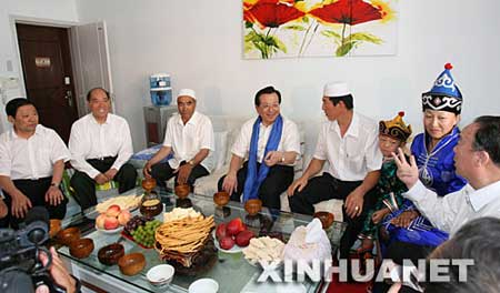 曾庆红率团赴阿拉善盟慰问各族干部群众