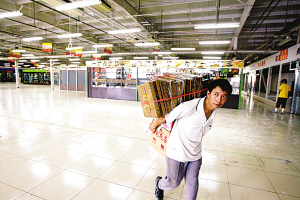 续租起纠纷 商铺被清空