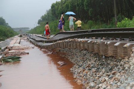 广东遭暴雨袭击粤海铁路被冲断