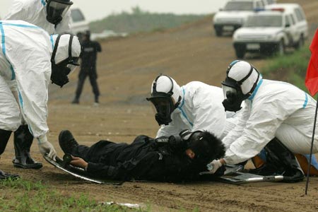 医护人员迅速赶到现场,将受伤的特警进行救治.晚报记者 赵克/图